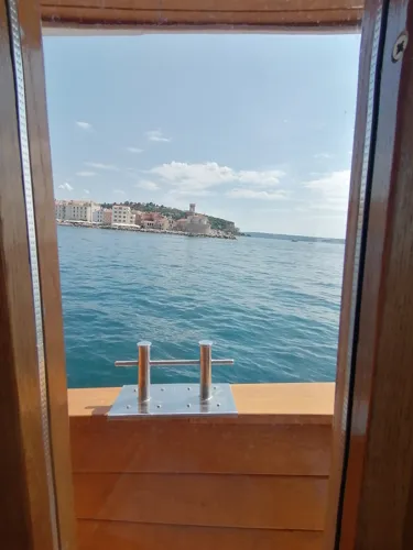 Pogled skozi kabinsko okno